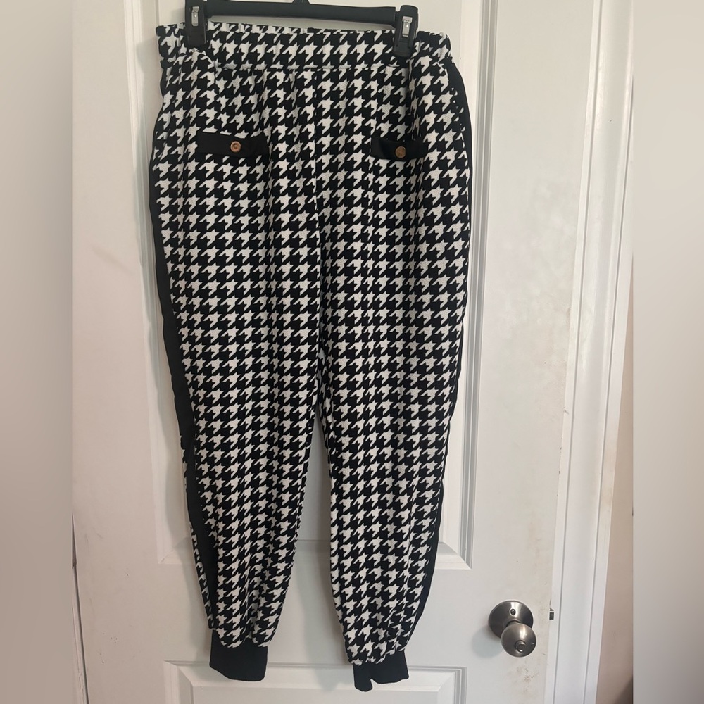 Black & White Houndstooth Joggers – 1XL Comfy Chic